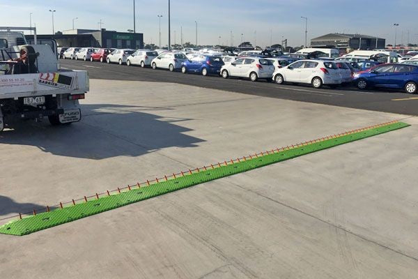 BLADE RUNNER ONE WAY ACCESS SPIKES 1M - POWDER COATED GREEN