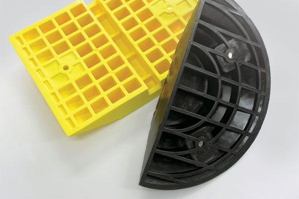 COMPLIANCE SPEED HUMP END PER PAIR - LLDPE - BLACK